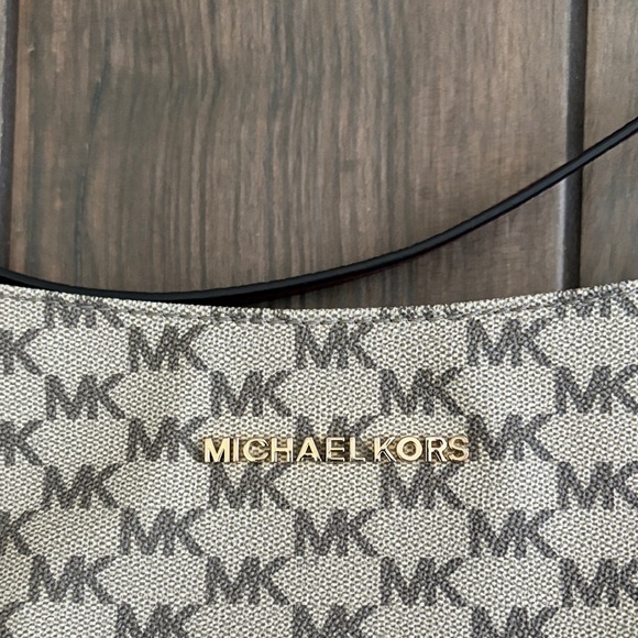 Michael Kors Monogram Cream and Brown Crossbody/Messenger Bag - Picture 2 of 12
